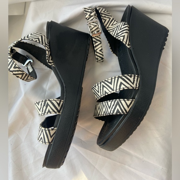 Crocs Black and White Geometric Women's Wedge Sandals size 8 - Picture 10 of 12